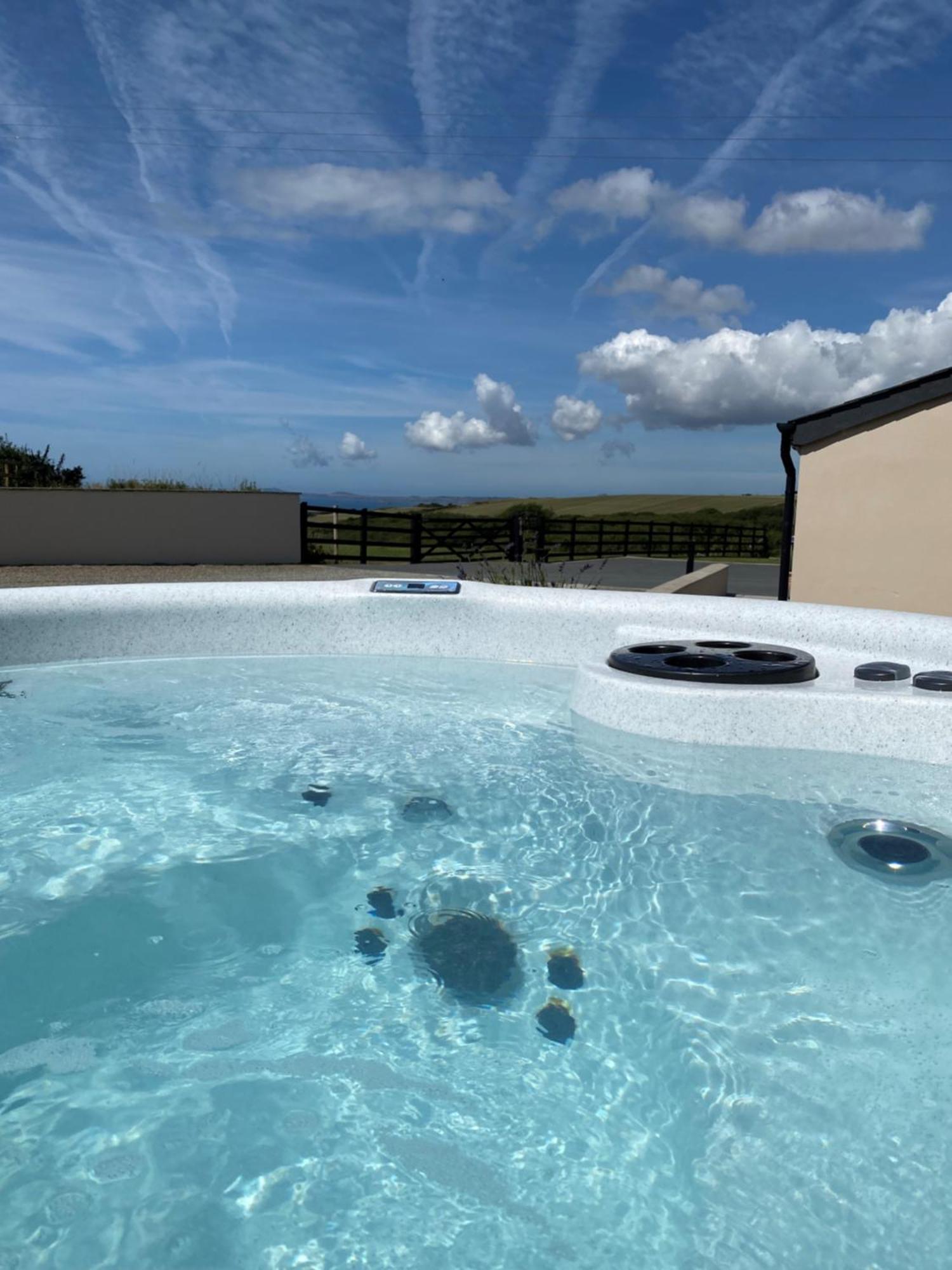 Grassholm With Hot Tub - Dog Friendly Holiday home Haverfordwest